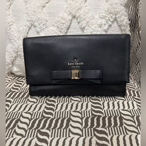 Black leather Kate Spade clutch, 6" × 9.75", a few light scratches💋💋💋classy‼️